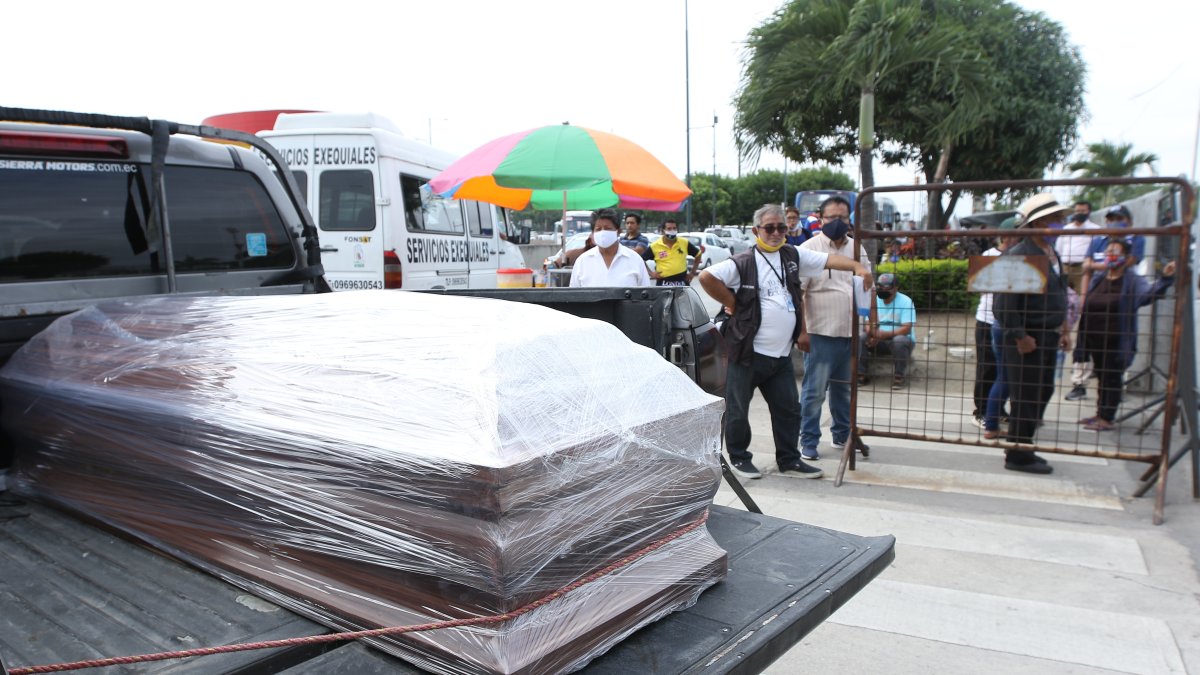 Familiares aguardaban en los exteriores de Criminalística la salida de los cuerpos de sus seres queridos. Las cajas estaban embaladas.