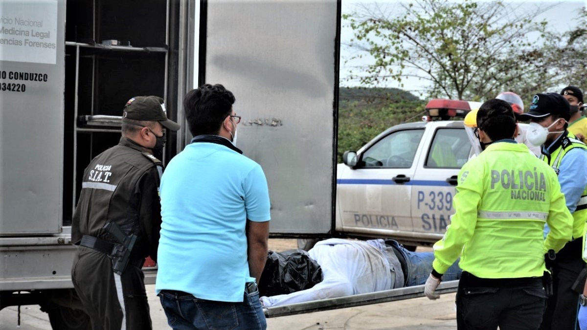 Mientras el hijo fue llevado a un hospital, el cuerpo de la mamá fue trasladado a la morgue.