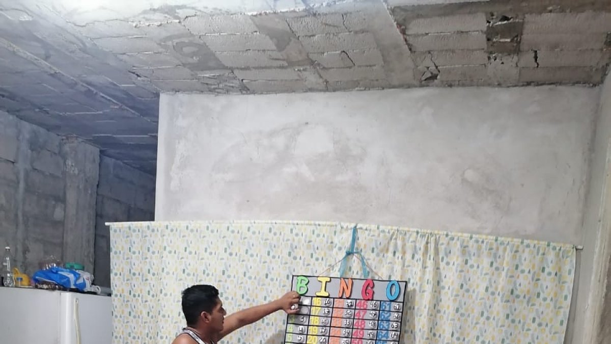 Hace un año y medio Jefferson Ortiz realiza bingos, inicialmente eran presenciales, mas por el coronavirus los realiza de manera digital.