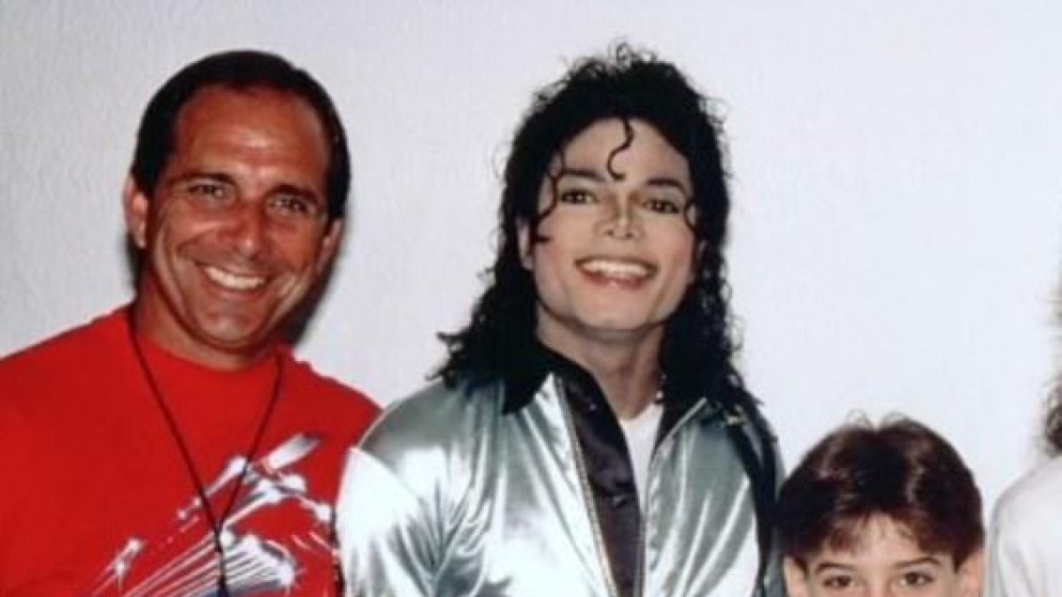 Durante una conversación entre el padre de James Safechuck y un abogado, en 1994, el hombre declaró que “no había nada de malo” en que el Rey del Pop besara al menor en los labios.