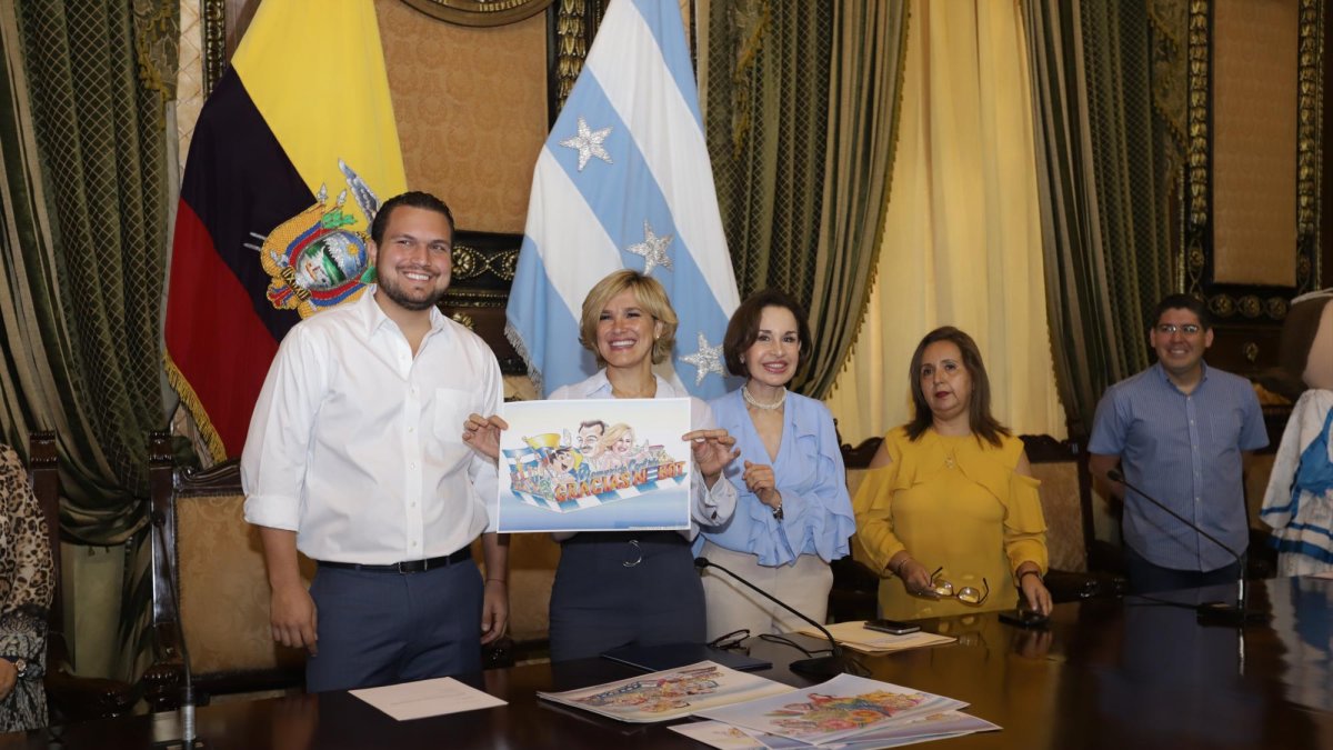 La alcaldesa Cynthia Viteri muestra uno de los bocetos de lo que será el diseño de una de las seis barcazas náuticas.