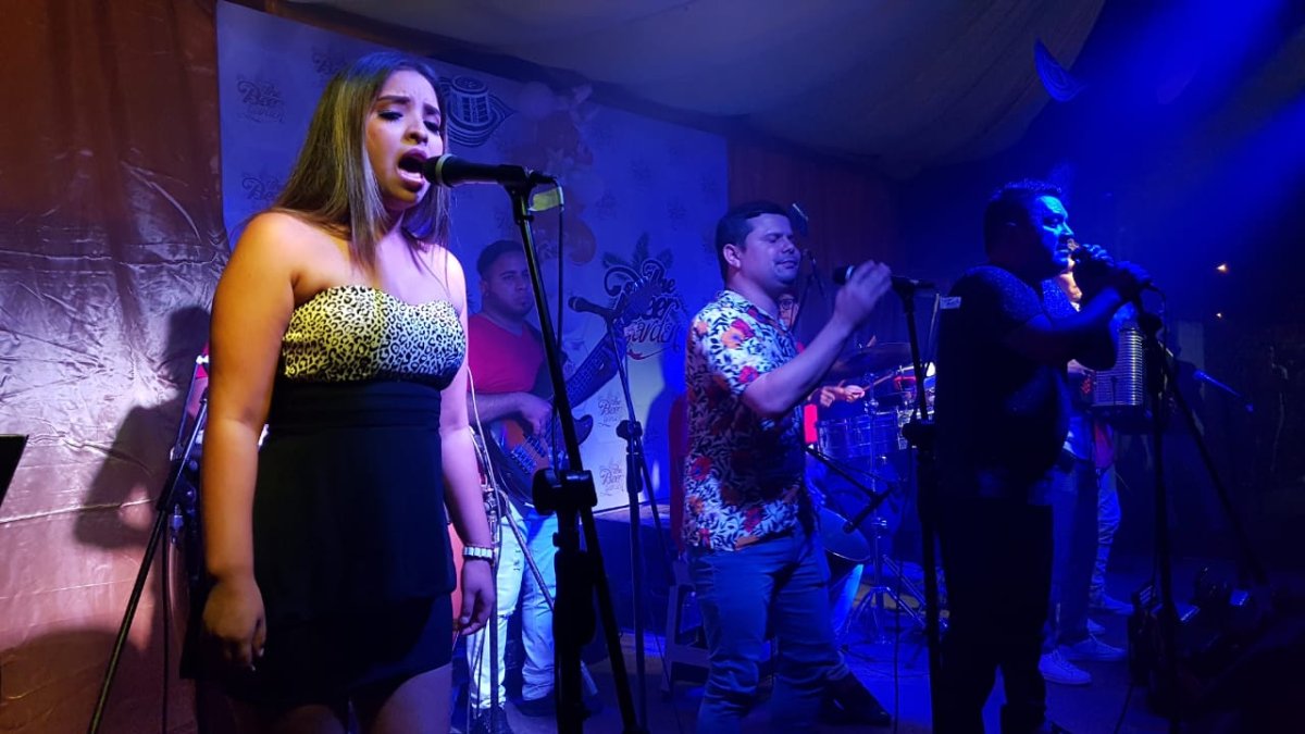 Joyce, quien es asistente contable en una empresa que empaca y exporta camarones, también canta en grupos de vallenato.