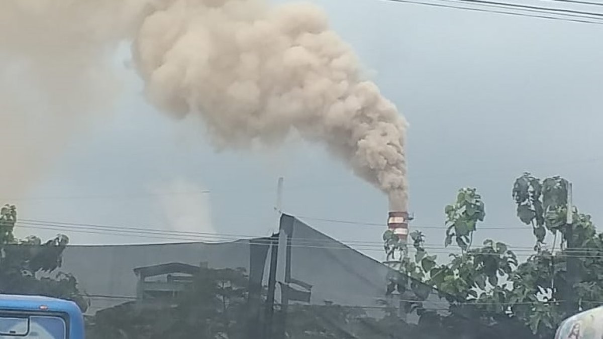 En redes sociales usuarios subieron fotos como esta, donde se muestra el humo que sale de una fábrica.