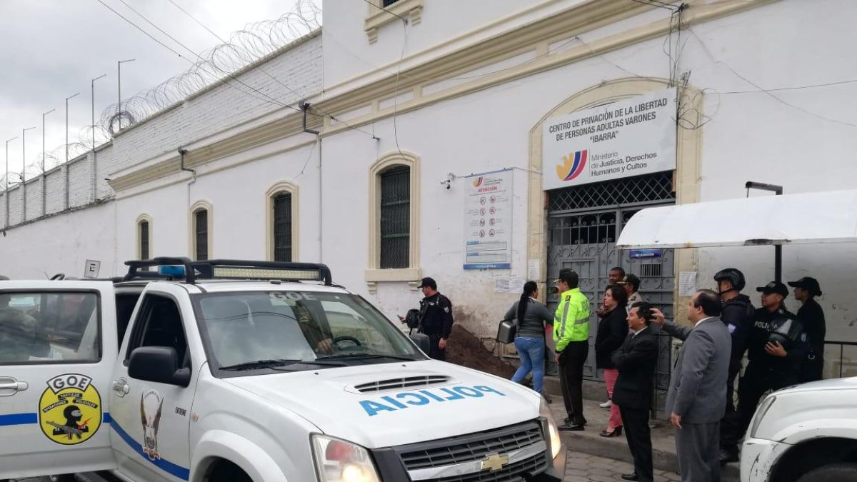 La policía custodió el exterior de la cárcel.