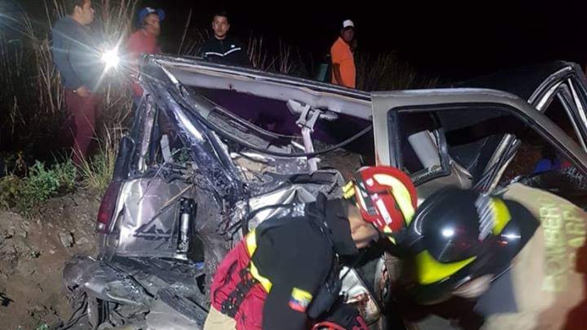 Personal de rescate trabajando en el vehículo accidentado.