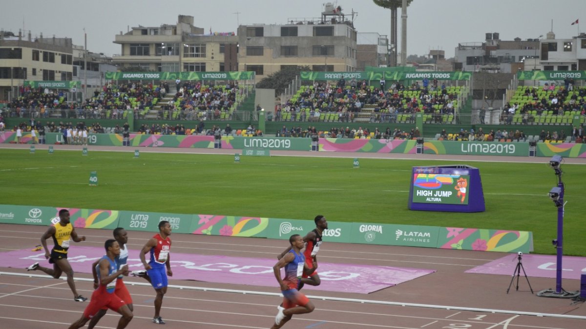 Álex Quiñónez cruza la línea de meta