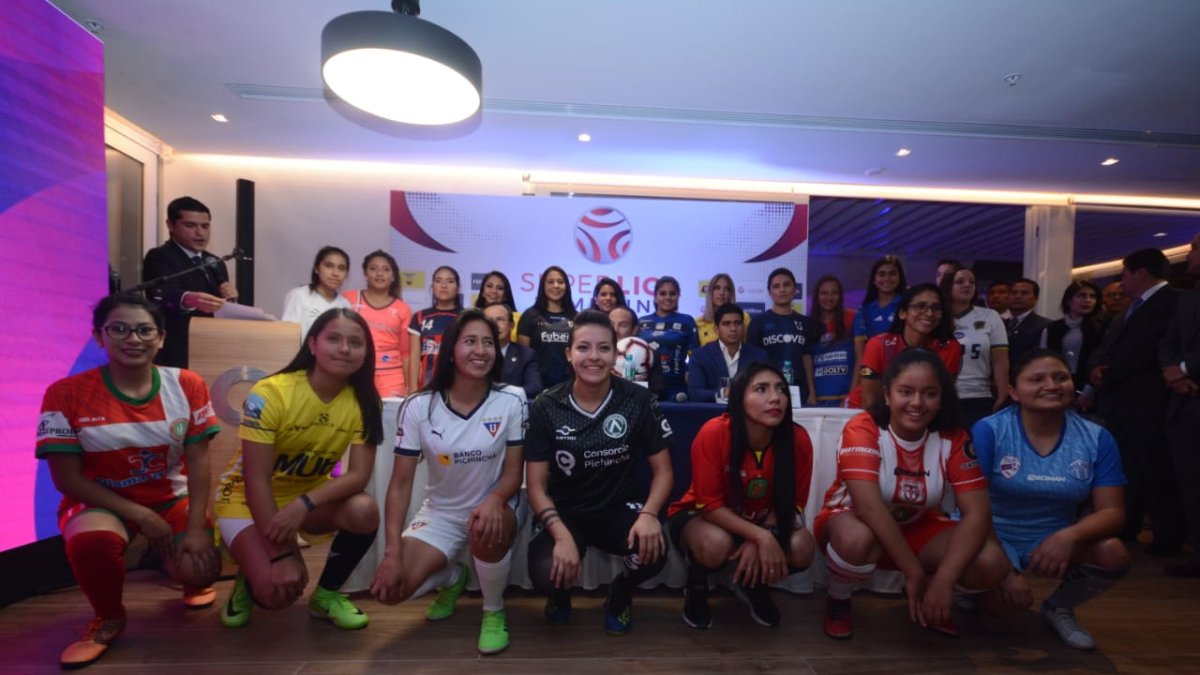 Representantes de los 22 equipos participantes estuvieron en la sede del Banco de Guayaquil, en Quito, mostrando los uniformes que utilizarán.