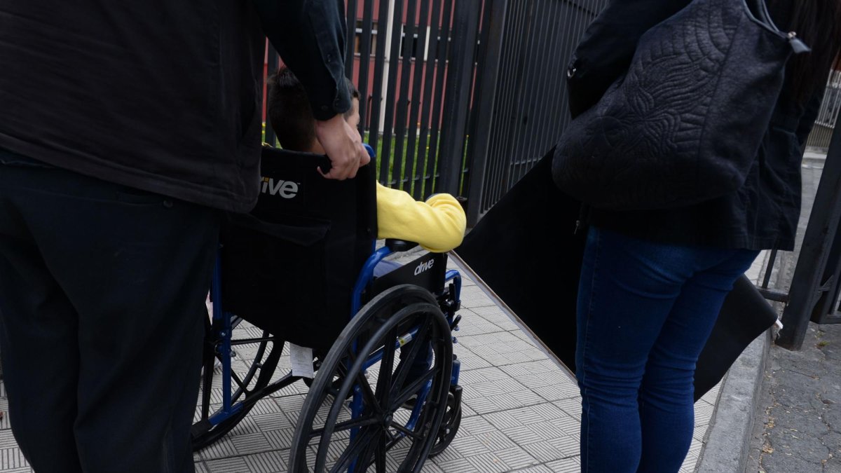 Después de cinco meses, por orden judicial, el IESS entregó el fármaco para tratar la distrofia muscular que el niño padece.