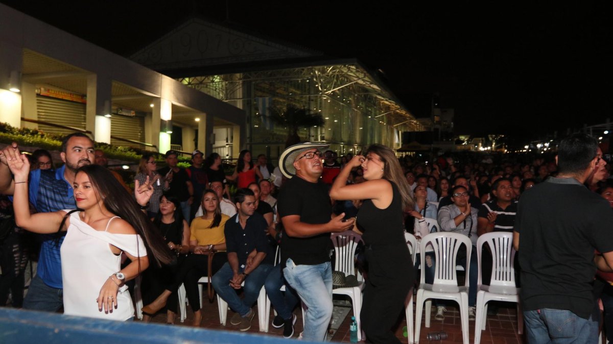 Los fanáticos no dudaron en bailar con los mejores ritmos de Niche y Carrusel