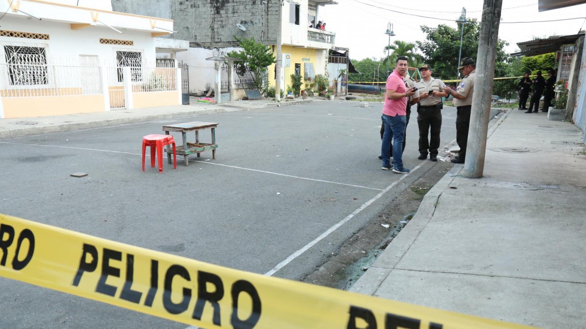 Según informó el coronel Diego Erazo, jefe de policía del distrito Sur, a las 14:30 el afectado habría estado almorzando en su casa con su cónyuge y su hija cuando le dispararon.