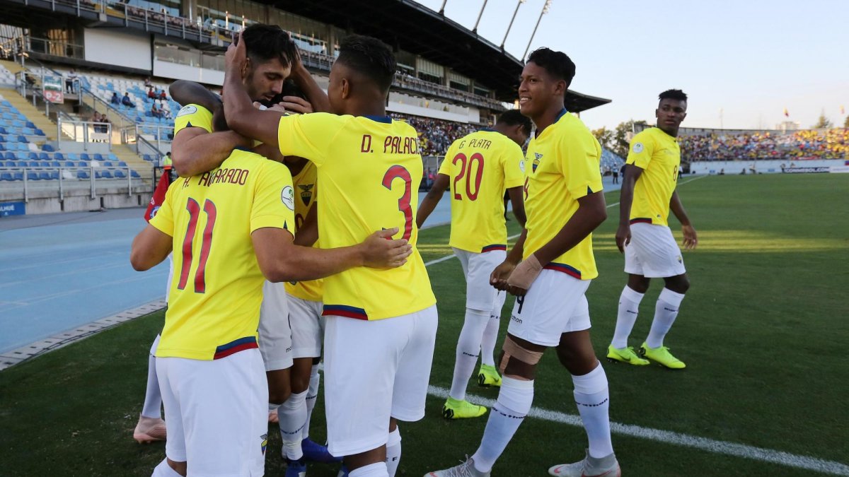 Leonardo Campana (i) de Ecuador festeja su gol ante Venezuela durante un partido del campeonato Sudamericano sub’20 disputado en el estadio El Teniente en Rancagua (Chile).