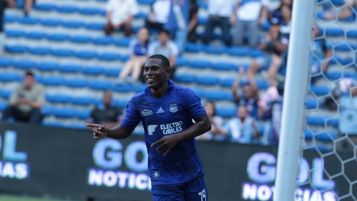 Angulo cuando salía de la cancha hizo gesto con las manos y la LigaPro lo sancionó.