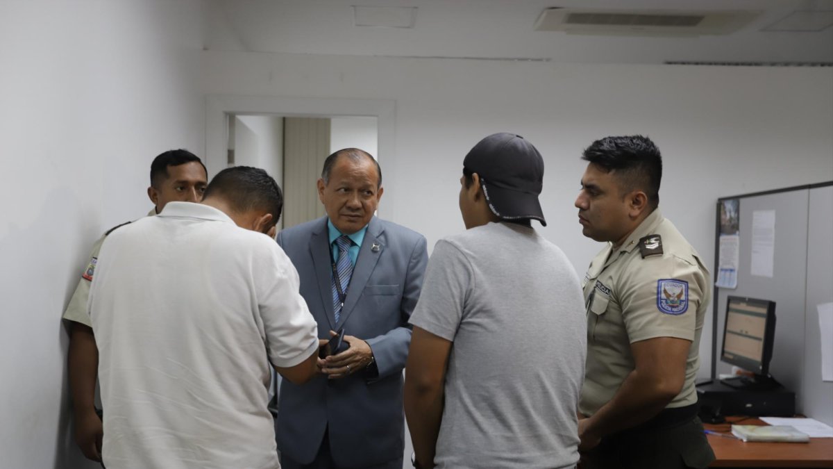 Uno de los detenidos (de blanco) tiene antecedentes penales.