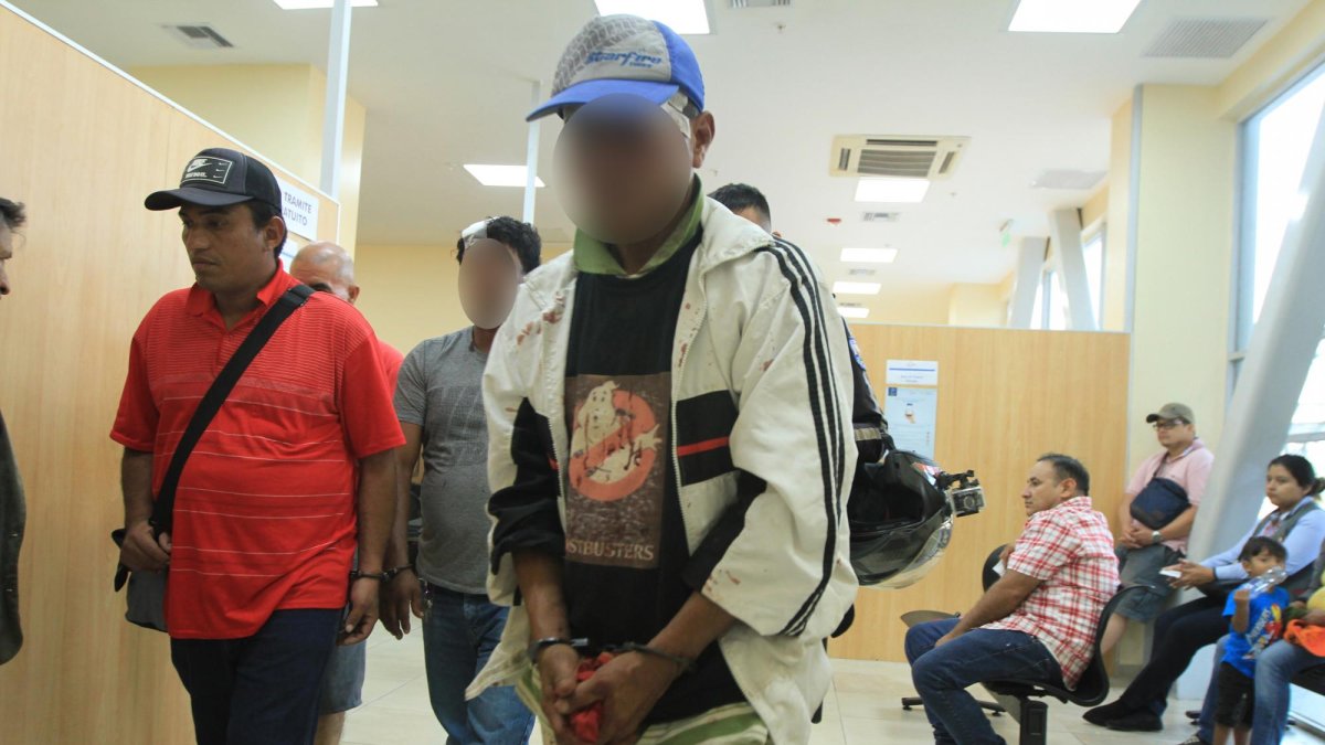 Los hombre fueron detenidos por agentes policiales.