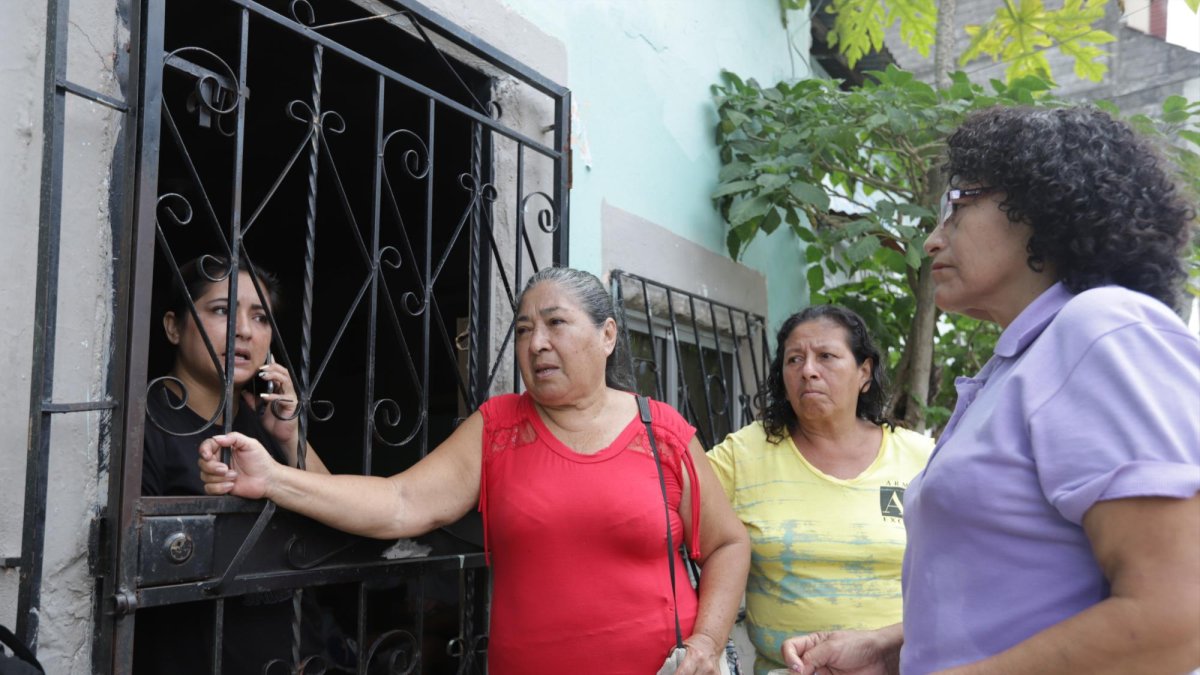 Elizabeth Solano (blusa morada) y Julia López (roja) contaron cómo fue herido su nieto.
