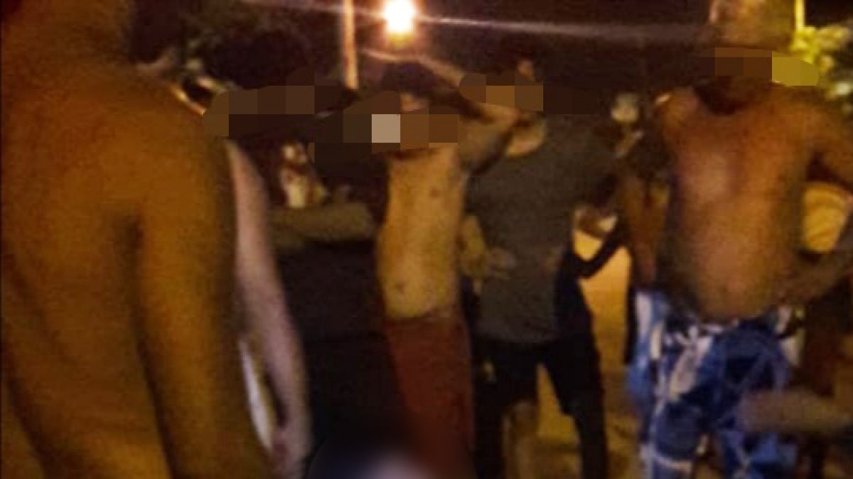 Dos presuntos delincuentes fueron capturados por los moradores de un barrio cuando pretendían llevarse las pertenencias de una casa.