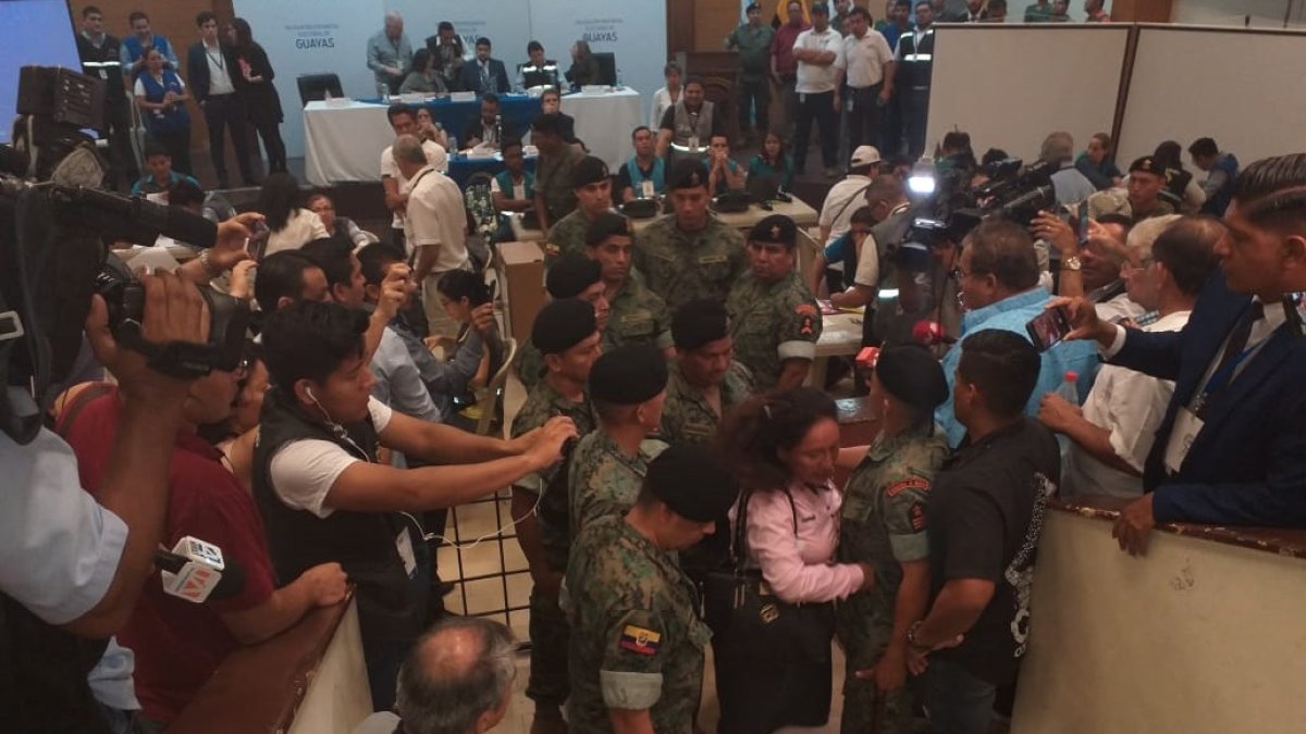 Miembros de las Fuerzas Armadas retiran a Lili González, observadora nacional del CNE.