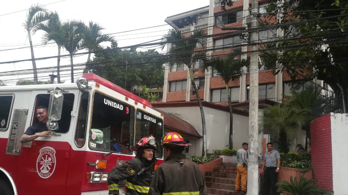 Quienes habitan en los departamentos alrededor no podían salir a causa de la alta temperatura y del humo. Por eso recibieron el apoyo de los rescatistas.