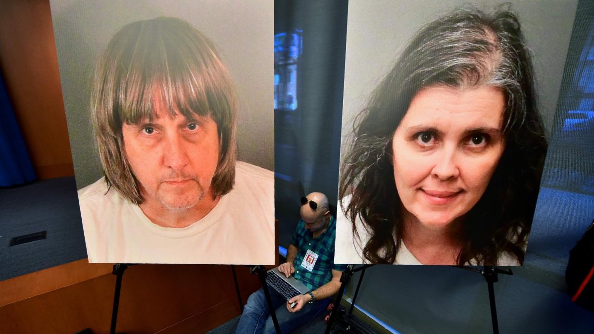 Pareja encarcelada. El caso se destapó luego de que la hija que logró escaparse llamó al teléfono de emergencia 911.