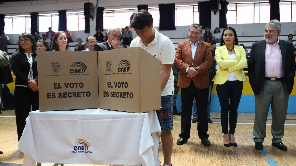 El simulacro electoral se llevó a cabo con la presencia de veedores internacionales.