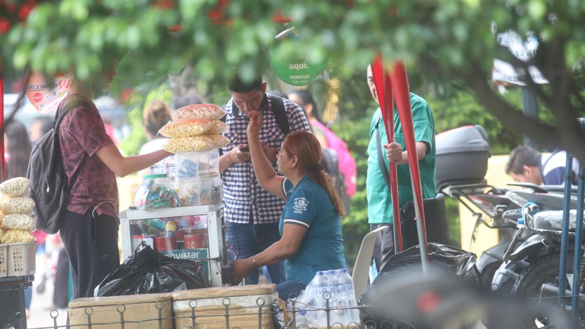 Hay preocupación en los vendedores informales de la Universidad de Guayaquil, ante el anuncio de desalojo.
