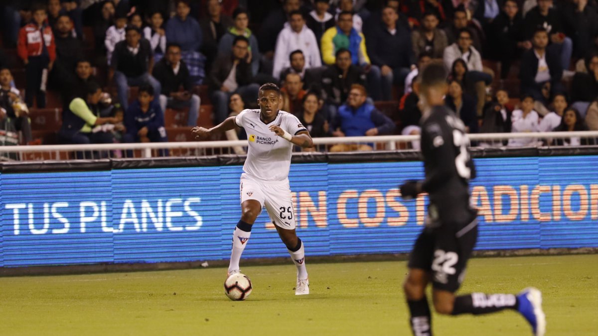 Valencia saltó a la cancha en medio de la ovación de la hinchada presente.