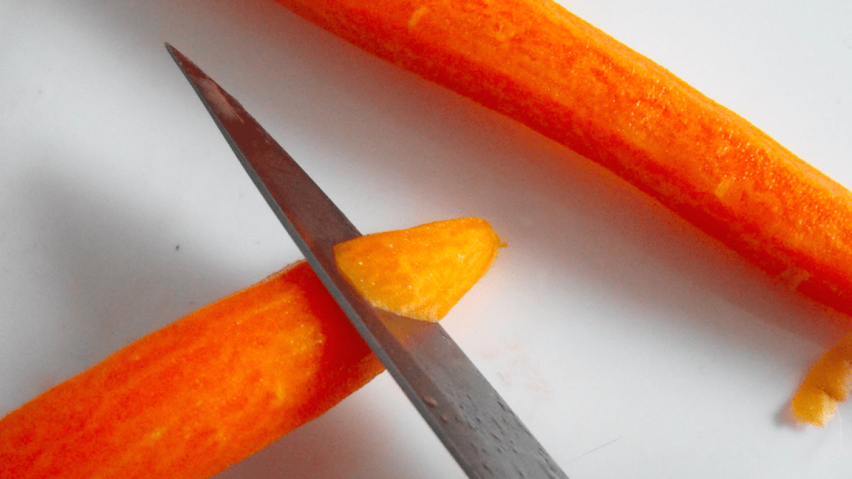 Según el relato de la víctima, el agresor irrumpió en su casa, en la localidad de Bell, y a punta de pistola lo obligó a dirigirse al dormitorio, donde lo ató y le cortó el pene.