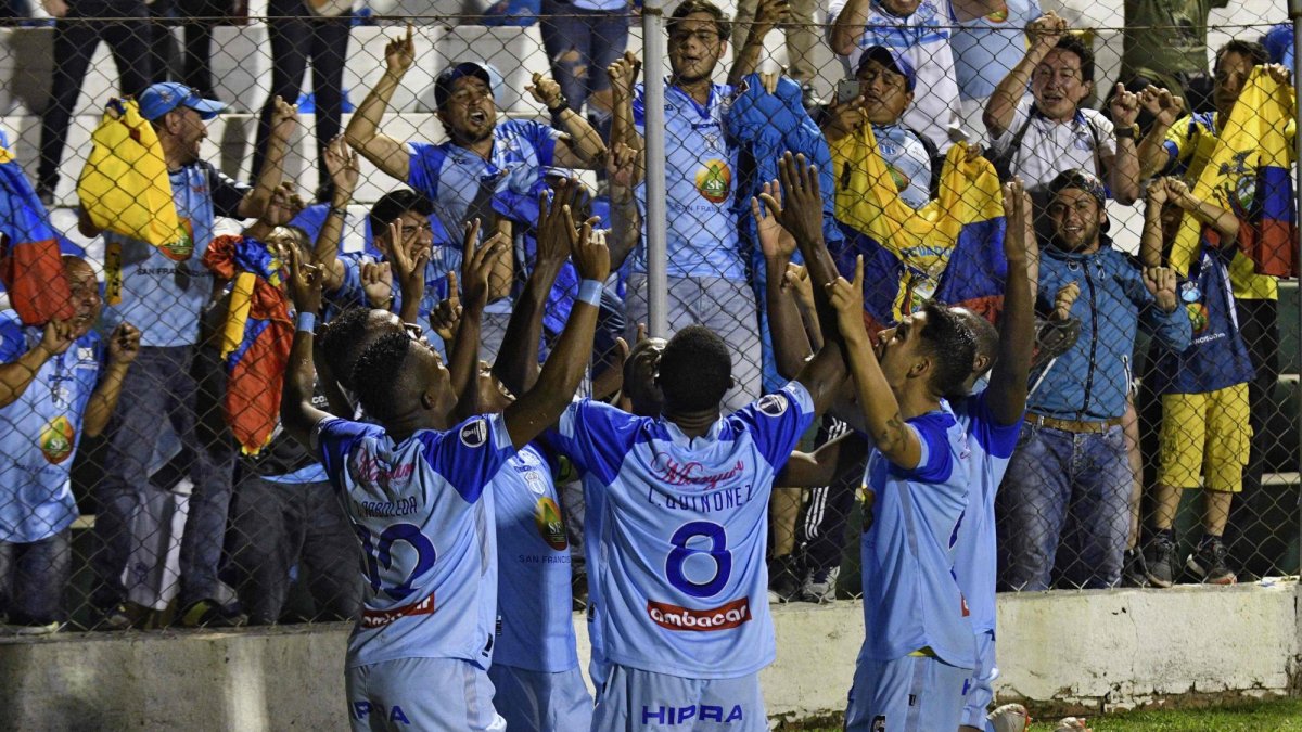Jugadores de Macará celebran la anotación contra Guabrirá.
