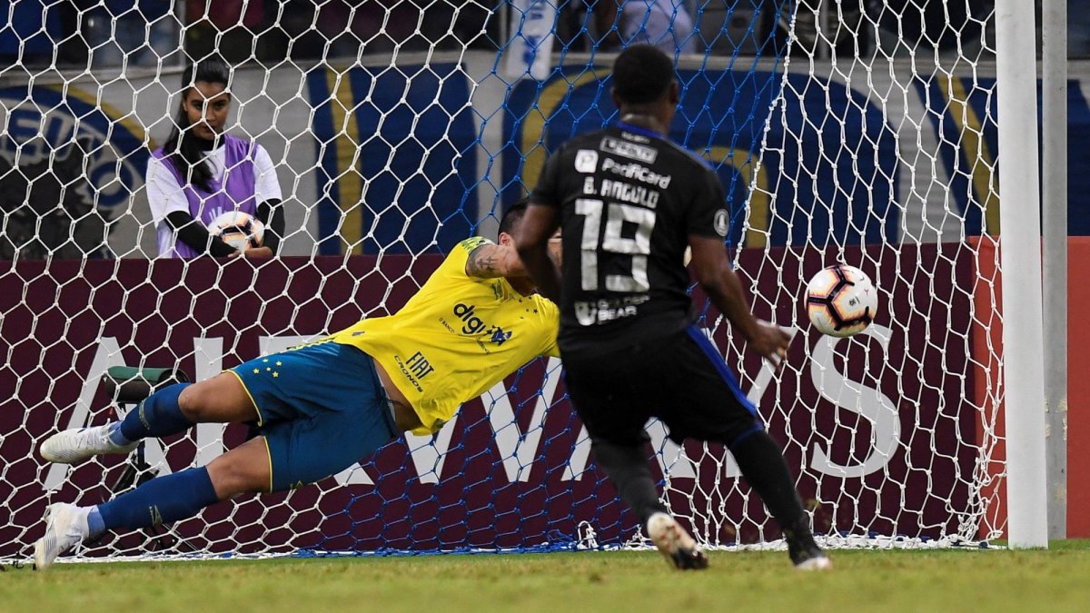 Emelec venció 1-2 al Cruzeiro, y logró la tan ansiada clasificación a la siguiente ronda de la Copa.