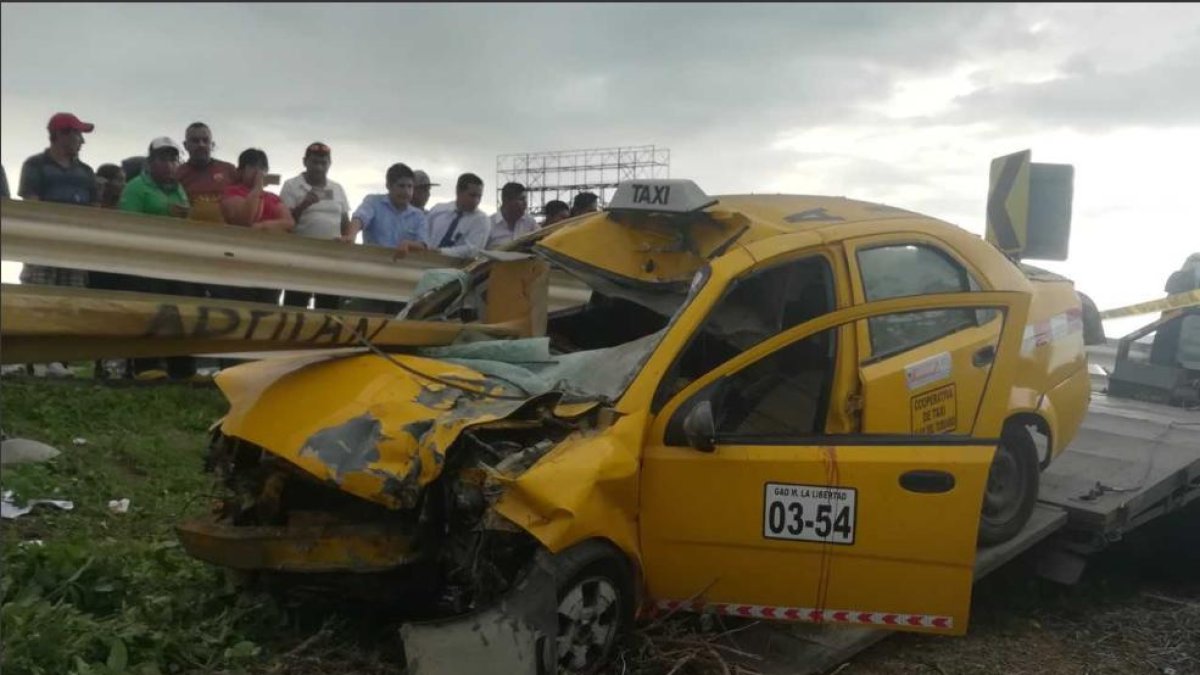 El taxista no logró controlar el carro, perdió pista y terminó estrellándose contra la barra de lata.