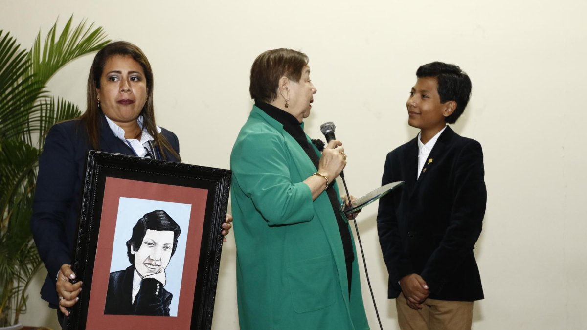 La rectora del colegio Santistevan entregó un reconocimiento al niño banquero.