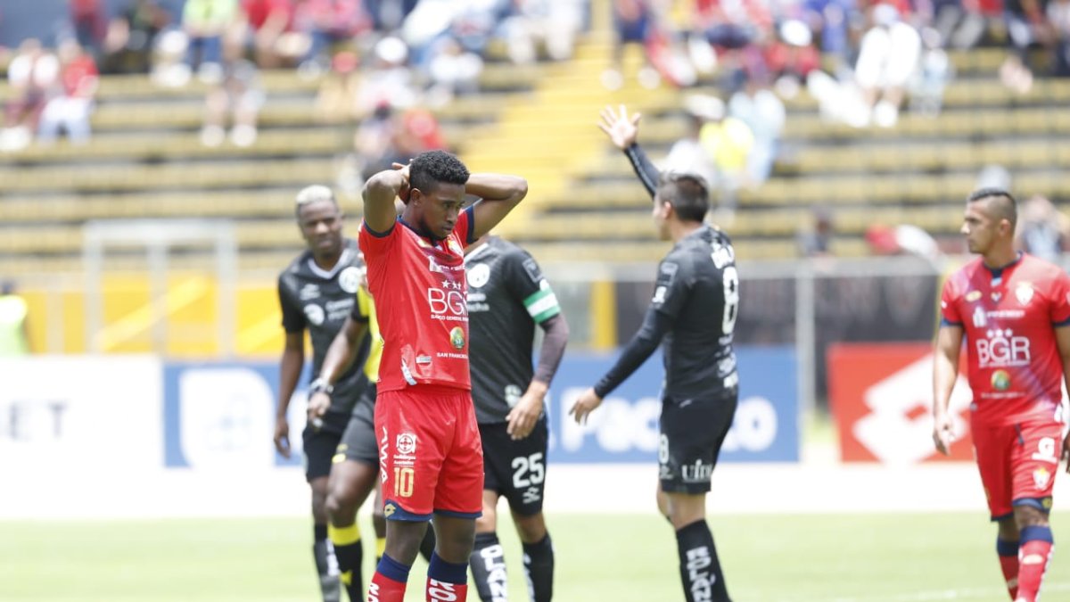 El equipo Cebollita derrotó a El Nacional en el Atahualpa y, además de ilusionarse con la permanencia en Serie A, le extendió una mano a Emelec, ya que los militares no sumaron. (Gustavo Guamán / Expreso )