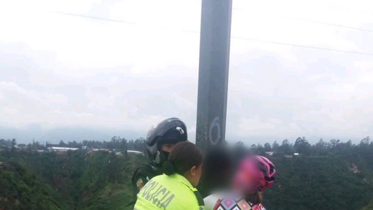 Agentes y una ciclista evitaron que una mujer se lance, junto a su hija de dos años, desde el puente del río Chiche