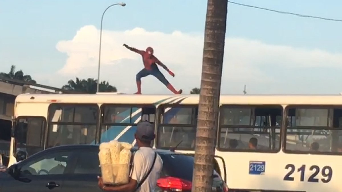 El superhéroe arácnido, Spiderman, que esta vez en lugar de utilizar sus telarañas para movilizarse por las alturas de los edificios de nuestra ciudad, decidió transportarse en el techo de una buseta.
