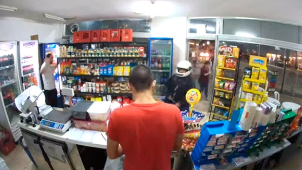 De izquierda a derecha: el cliente, el cajero y el ladrón con casco blanco.