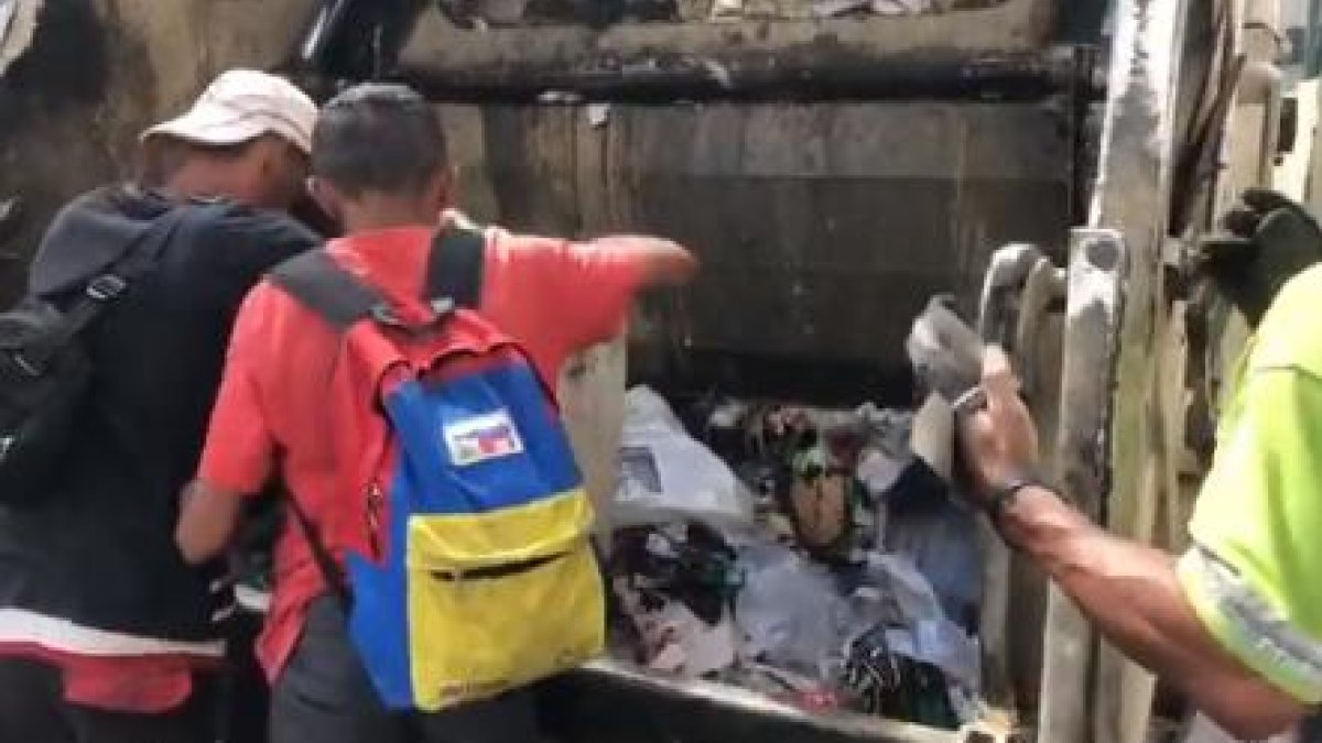 En el audiovisual, un hombre, identificado como Jesús, comenta que por primera vez en su vida ha tenido que comer de la basura.