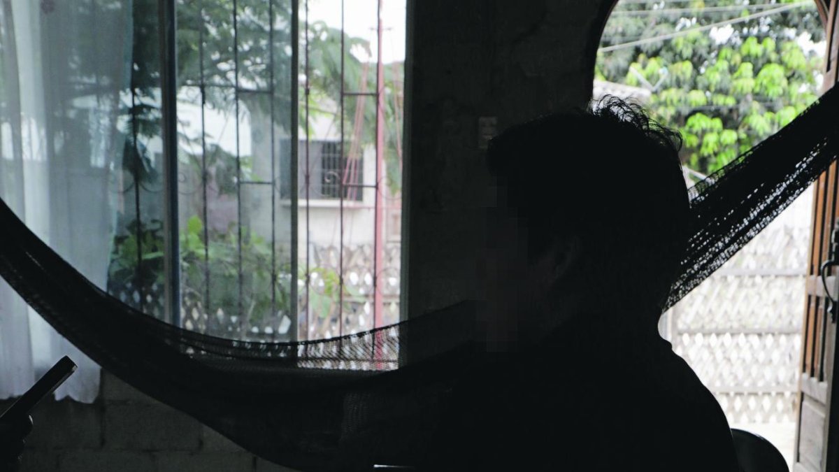 El hombre, de 21 años, ha recibido rechazo por su aliento. Cree que padece trimetilaminuria, una condición también conocida como síndrome de olor a pescado podrido.