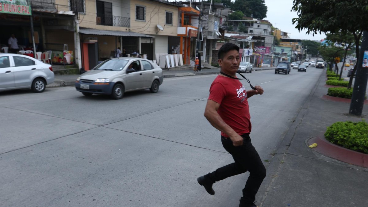 Los transeúntes deben pasar corriendo la avenida. Cinco personas han fallecido en cinco años en avenida Las Aguas, en Guayaquil.