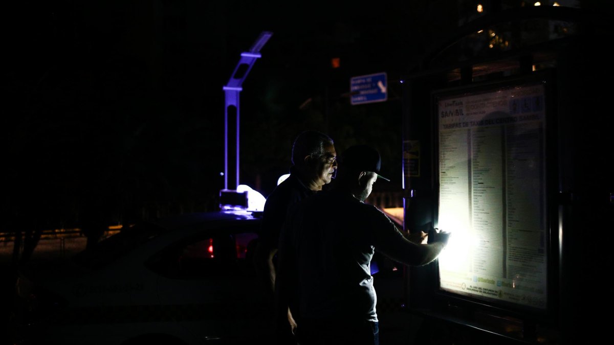 Al irse la luz muchas familias también se quedan sin agua porque algunos edificios funcionana con bomba.