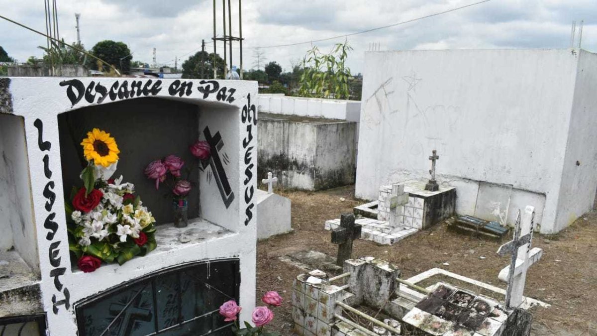 En el cementerio de La Concordia sepultaron los restos incompletos de la joven.