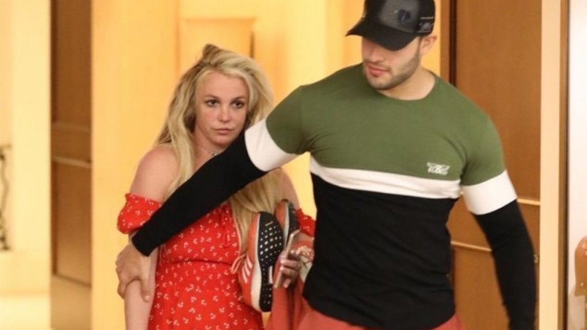 Britney Spears luce con una mirada confundida, aunque algo más calmada.