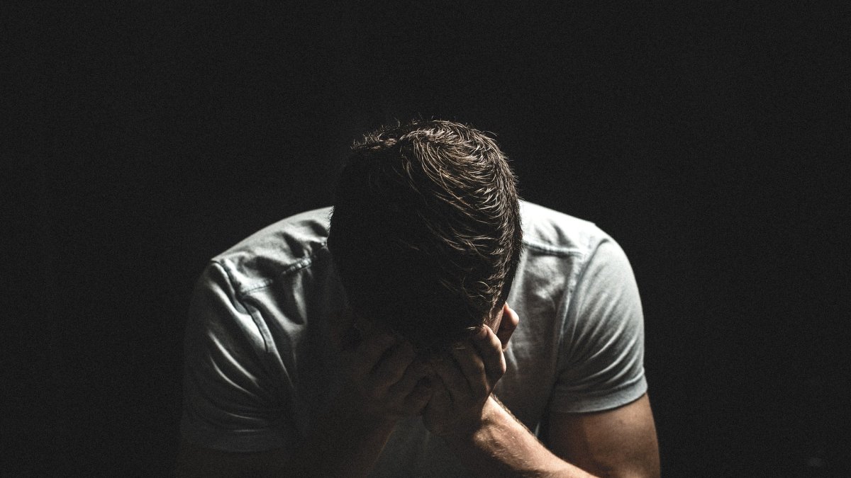 Lewis Bennet afirmó que el barco golpeó un objeto desconocido mientras estaba adentro y cuando salió ya no vio a su esposa.