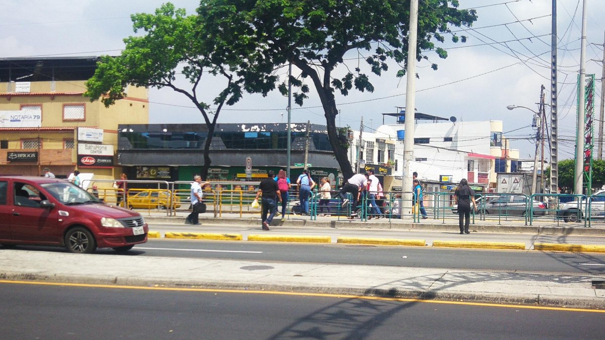En la avenida 25 de Julio, los peatones se arriesgan y saltan las barandas.