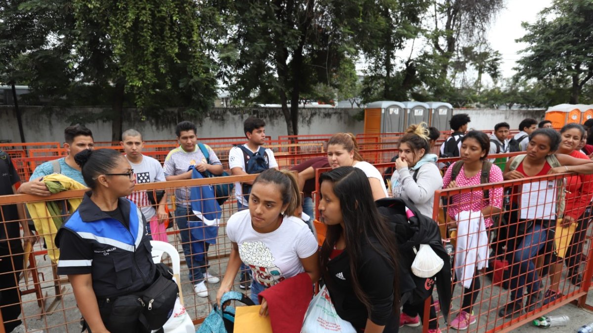 Cientos de mujeres acudieron al Centro de Movilización de Guayaquil para acuartelarse.