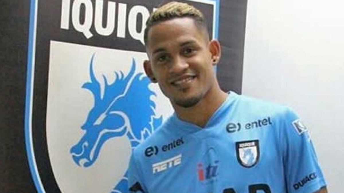 Deportes Iquique no pudo retener al delantero venezolano Edwuin Pernía, pero si este no llega hoy a Guayaquil, Emelec lo descartaría.