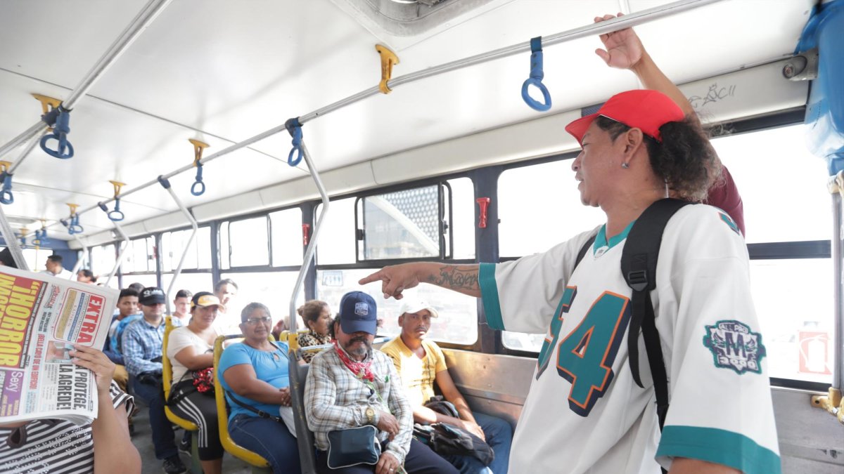 Omar Apolinario, con gorra roja, ofrece comedia en los buses.