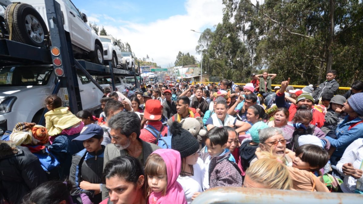 Ciudadanos venezolanos cerraron el paso en la forntera de Ecuador con Colombia.