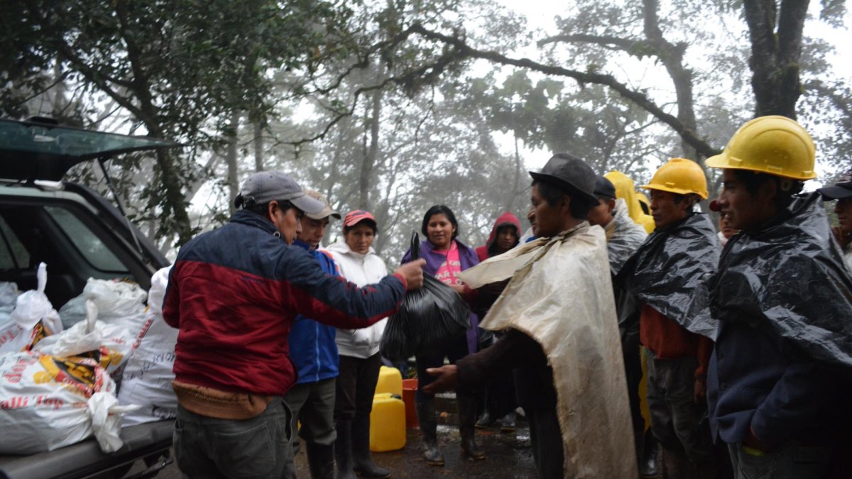 Luis Cando fue uno de los primeros en recibir la ración de comida para llevar hasta el sector de Montañitas de El Triunfo.
