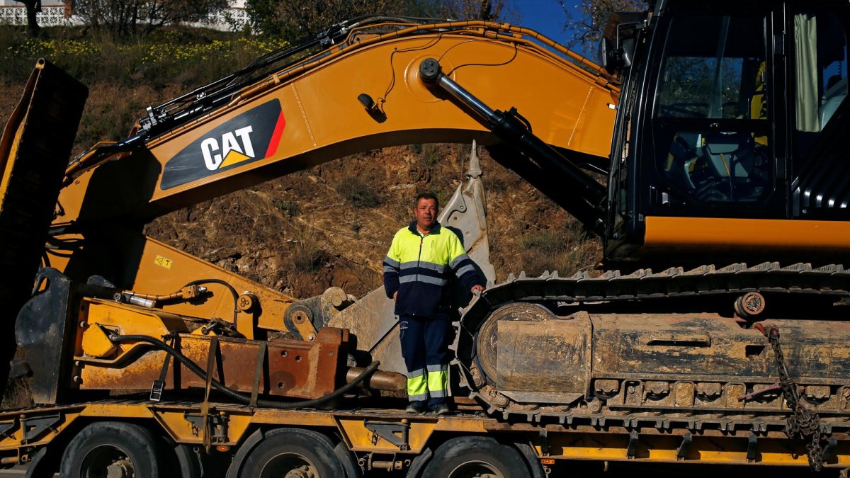 Un rescatista en una de las operaciones de rescate al niño.
