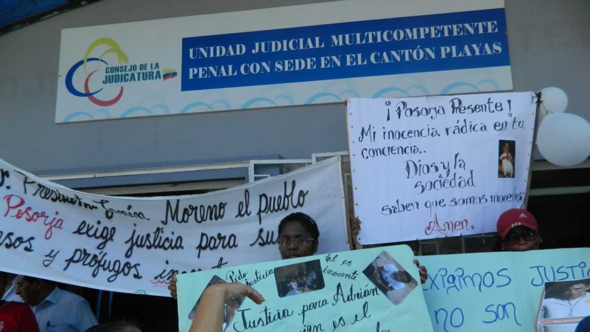 Afuera del juzgado, familiares de los procesados clamaban la inocencia de los detenidos.